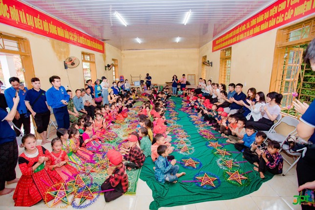 'Trung Thu cho em 2022' mang Tết đoàn viên đến với trẻ em nghèo vùng biên giới xã Chiềng Sơn ảnh 6
