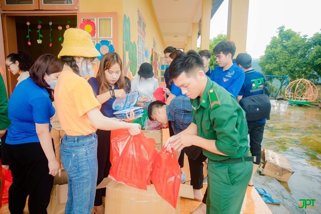 'Trung Thu cho em 2022' mang Tết đoàn viên đến với trẻ em nghèo vùng biên giới xã Chiềng Sơn ảnh 5