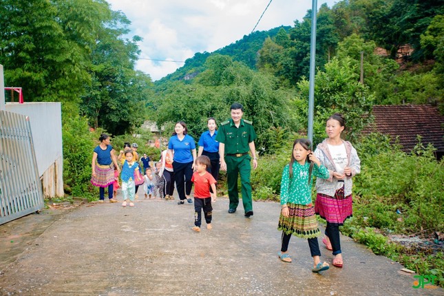 'Trung Thu cho em 2022' mang Tết đoàn viên đến với trẻ em nghèo vùng biên giới xã Chiềng Sơn ảnh 3
