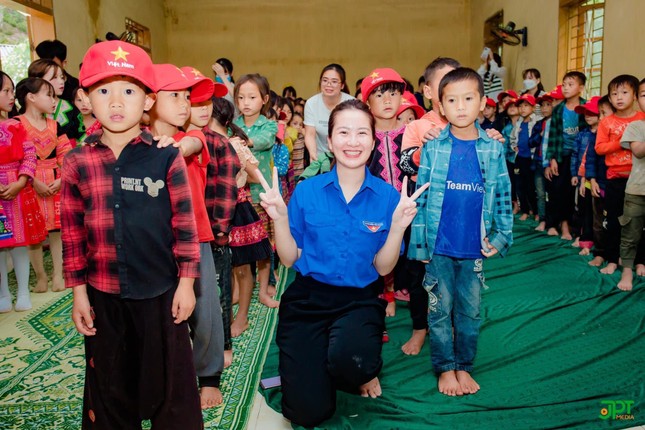 'Trung Thu cho em 2022' mang Tết đoàn viên đến với trẻ em nghèo vùng biên giới xã Chiềng Sơn ảnh 10