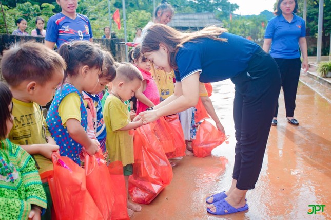 'Trung Thu cho em 2022' mang Tết đoàn viên đến với trẻ em nghèo vùng biên giới xã Chiềng Sơn ảnh 11