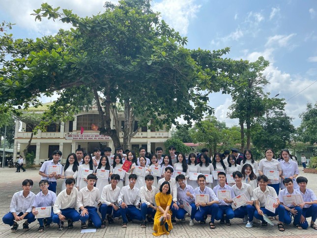 Tập thể lớp 12A1 (2019-2022) của Hoàng Phú với tỉ lệ 100% học sinh đỗ Đại học.