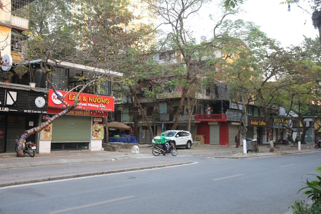Hàng quán 'nghỉ Tết sớm', phố phường Hà Nội vắng lặng cuối tuần ảnh 13