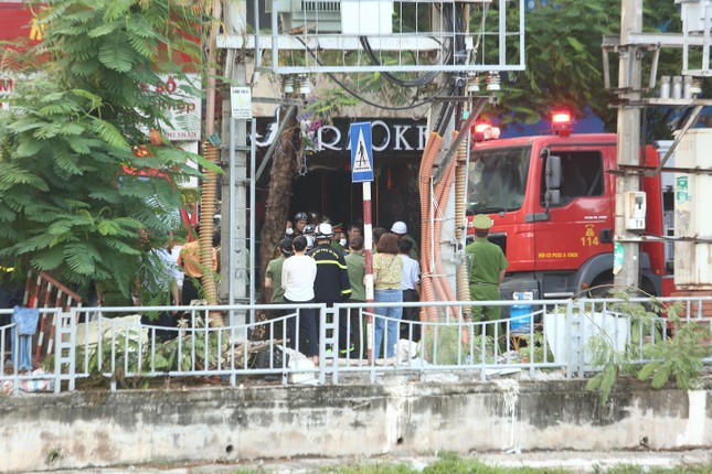 Cận cảnh hiện trường vụ cháy ở quán karaoke trên đường Quan Hoa làm ba cảnh sát hy sinh - Ảnh 7.