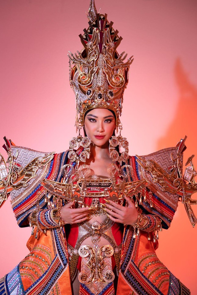 'Choáng ngợp' trước 'kiệt tác' nặng 30 kg của 'nàng Hậu' Việt tại "Miss Supranational 2022" ảnh 10