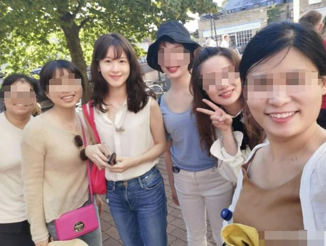 “Hotgirl trà sữa” ủng hộ 5 triệu khẩu trang và 50 máy thở cùng 600 vật tư y tế cho Anh ảnh 4