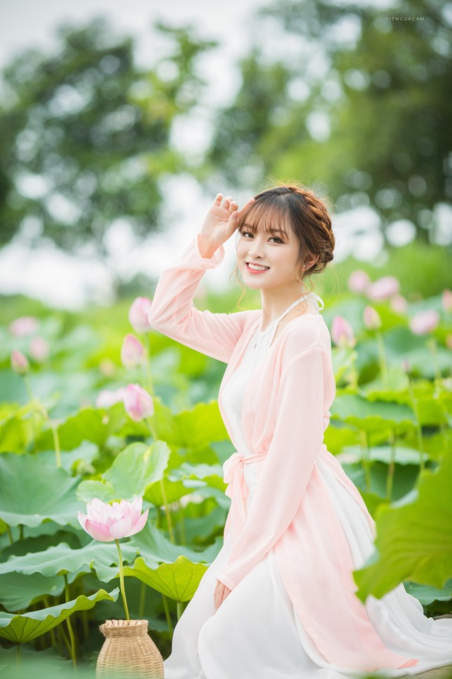 Nữ sinh Tài chính xinh đẹp trong tà áo tứ thân bên hoa sen dưới nắng Hè ảnh 2