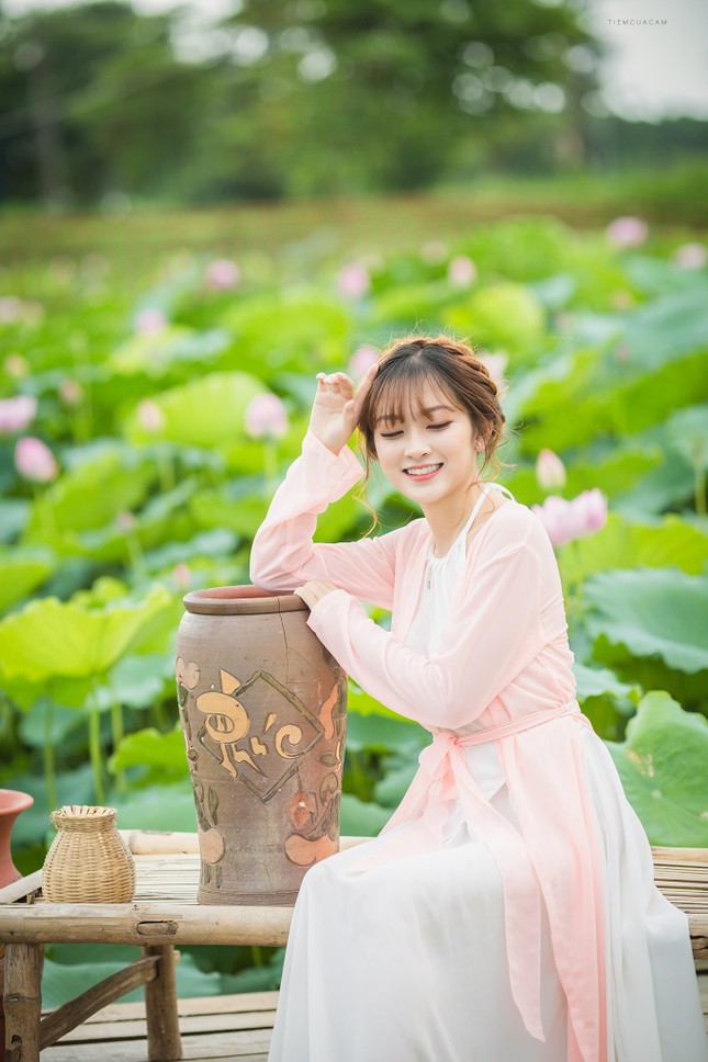 Nữ sinh Tài chính xinh đẹp trong tà áo tứ thân bên hoa sen dưới nắng Hè ảnh 3
