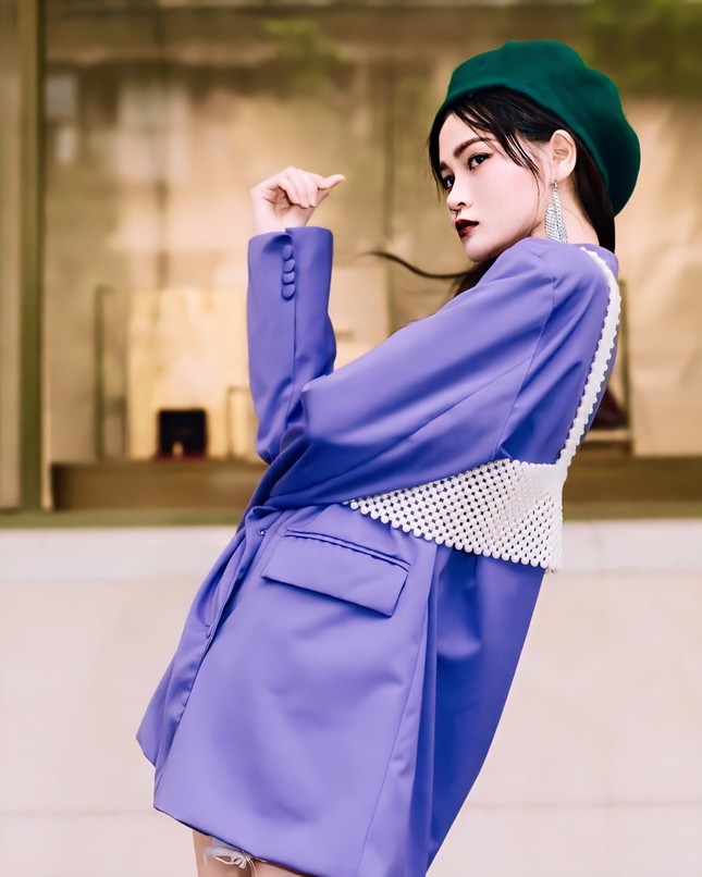 Bông hoa khác biệt giữa một rừng hoa ảnh 3