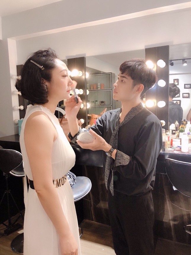 Học đại học Văn hoá lại bén duyên với nghề make up và mẫu ảnh ảnh 12