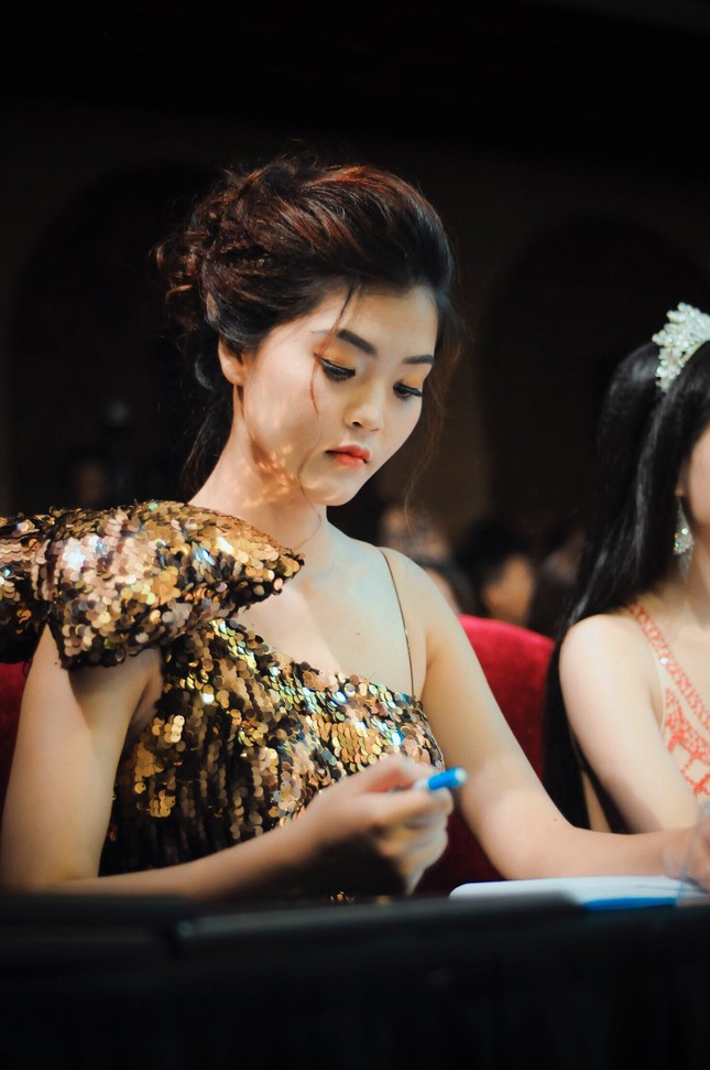 Ước mơ trở thành người mẫu của một cô gái có chiều cao vượt trội từ nhỏ ảnh 7