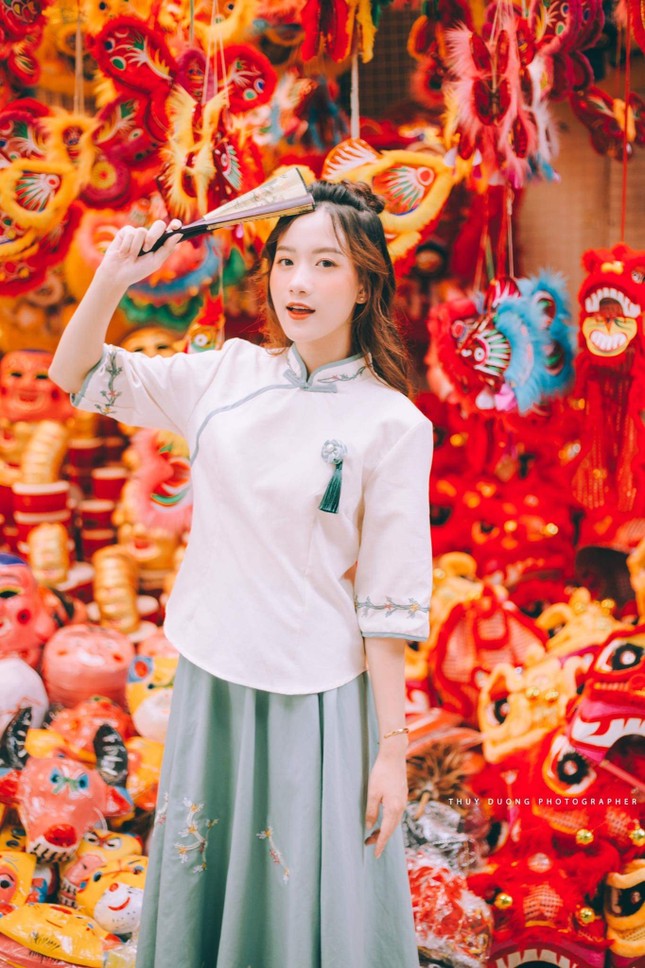 Nữ sinh 10X gây thương nhớ trong bộ ảnh đón Trung thu trên phố Hàng Mã ảnh 3