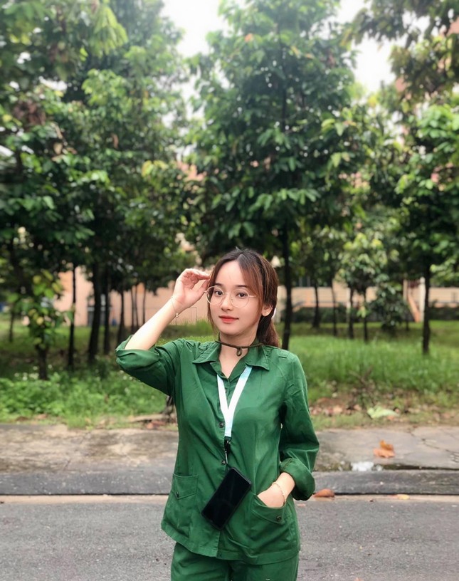 Cô nữ sinh trường ĐH Kinh tế TP Hồ Chí Minh khỏe khoắn, năng động trong bộ đồ quân sự ảnh 12