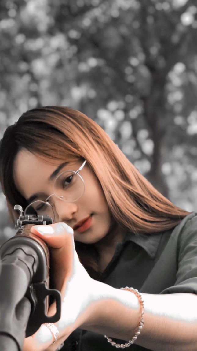 Cô nữ sinh trường ĐH Kinh tế TP Hồ Chí Minh khỏe khoắn, năng động trong bộ đồ quân sự ảnh 8