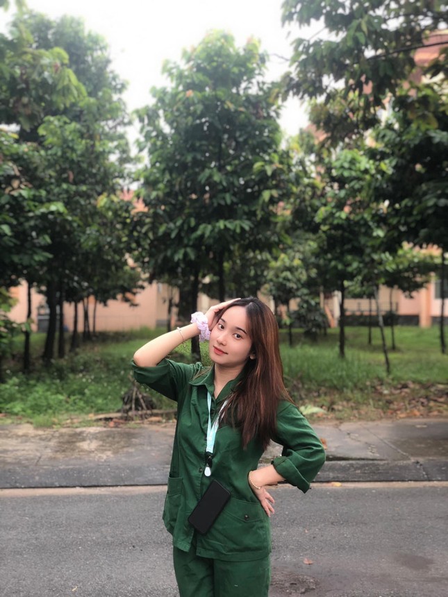Cô nữ sinh trường ĐH Kinh tế TP Hồ Chí Minh khỏe khoắn, năng động trong bộ đồ quân sự ảnh 13
