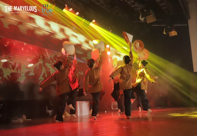 Đêm nhạc hội “The Phenomenon”: Khơi dậy tiềm năng vô hạn của tân sinh viên trường Báo ảnh 3