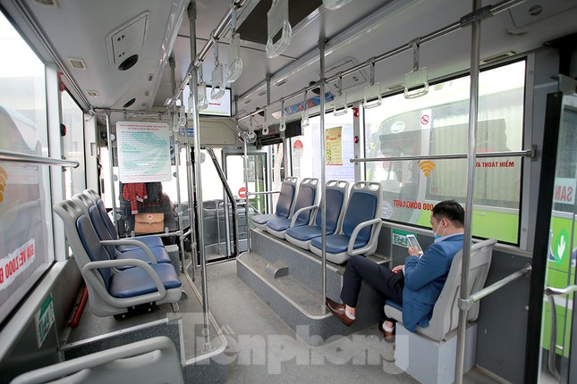 Xe buýt Hà Nội liên tục khử khuẩn và lắp đặt dung dịch sát khuẩn ảnh 6
