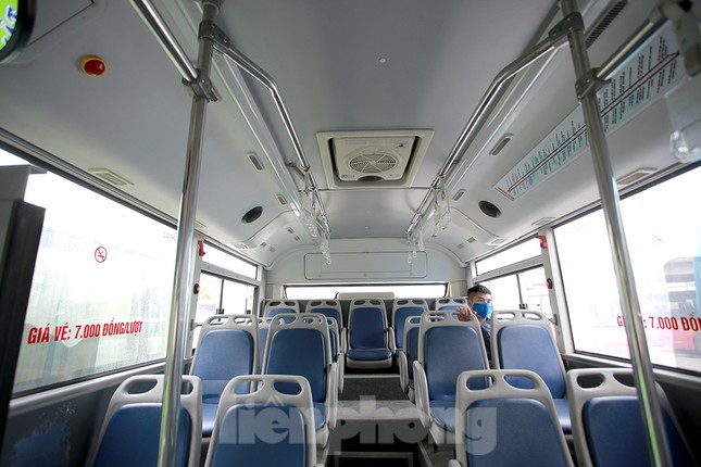 Xe buýt Hà Nội liên tục khử khuẩn và lắp đặt dung dịch sát khuẩn ảnh 7