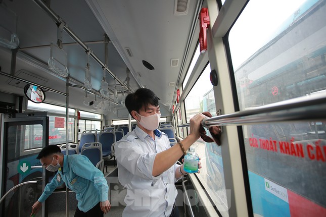 Xe buýt Hà Nội liên tục khử khuẩn và lắp đặt dung dịch sát khuẩn ảnh 3