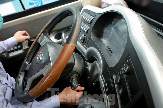 Xe buýt Hà Nội liên tục khử khuẩn và lắp đặt dung dịch sát khuẩn ảnh 10