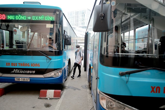 Xe buýt Hà Nội liên tục khử khuẩn và lắp đặt dung dịch sát khuẩn ảnh 4