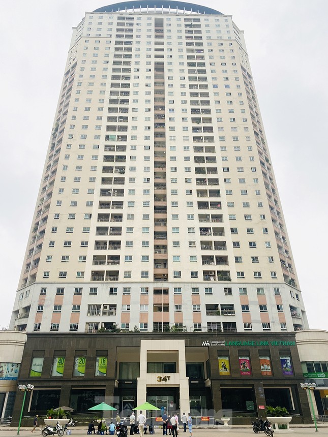 ẢNH: Phong toả chung cư 34T Hoàng Đạo Thuý vì nghi người nhiễm COVID-19 ảnh 1