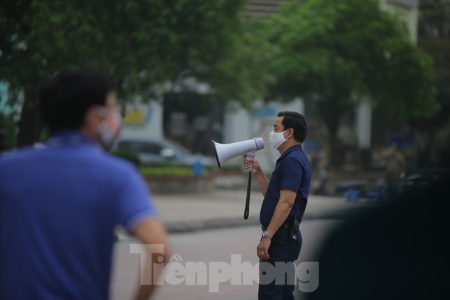ẢNH: Phong toả chung cư 34T Hoàng Đạo Thuý vì nghi người nhiễm COVID-19 ảnh 4