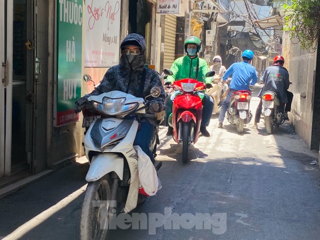 Ngột ngạt các khu chung cư mini ở ngõ nhỏ Hà Nội giữa cái nắng 'đổ lửa' ảnh 3