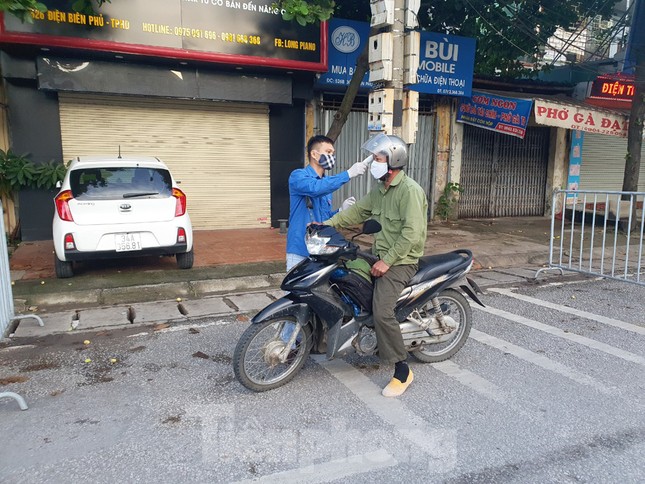 Chốt kiểm soát 'nội bất xuất, ngoại bất nhập' cửa ngõ ra vào TP Hải Dương ảnh 2