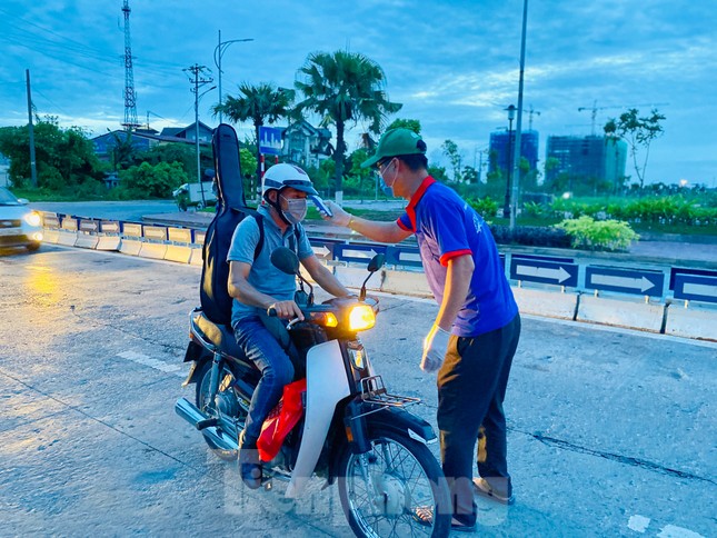Chốt kiểm soát 'nội bất xuất, ngoại bất nhập' cửa ngõ ra vào TP Hải Dương ảnh 3
