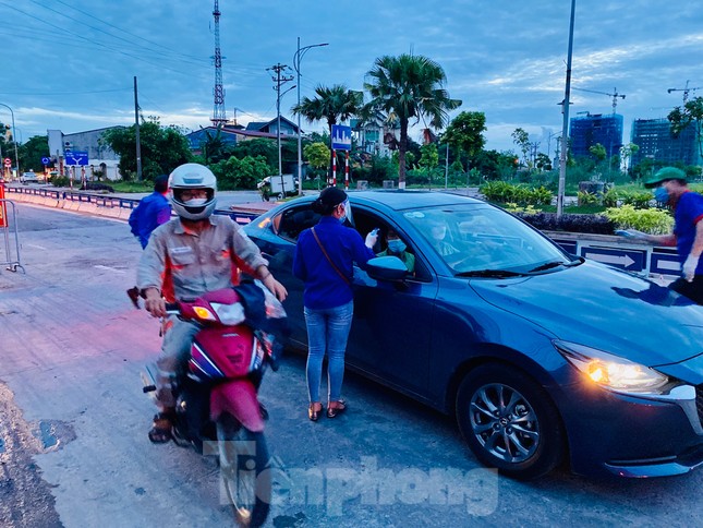 Chốt kiểm soát 'nội bất xuất, ngoại bất nhập' cửa ngõ ra vào TP Hải Dương ảnh 4