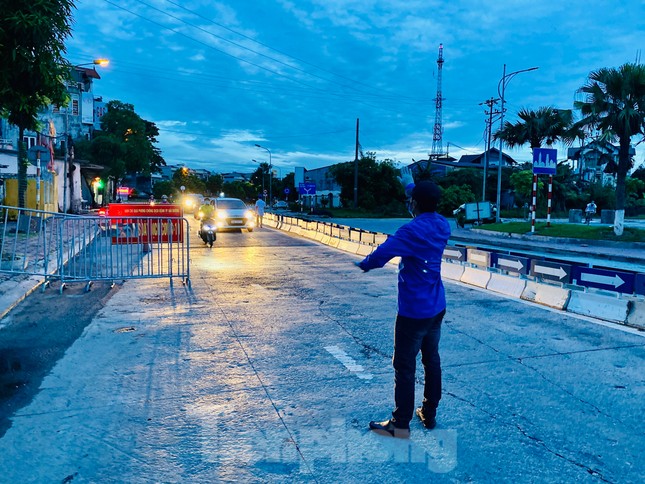 Chốt kiểm soát 'nội bất xuất, ngoại bất nhập' cửa ngõ ra vào TP Hải Dương ảnh 5