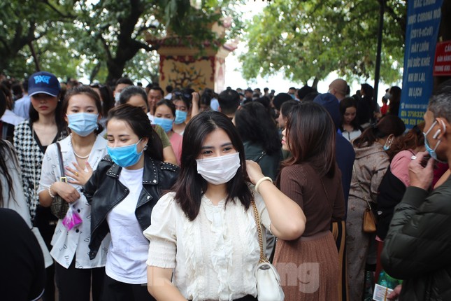 Người dân Thủ đô chen chân đi lễ Phủ Tây Hồ ngày đầu tháng 11 âm lịch ảnh 10