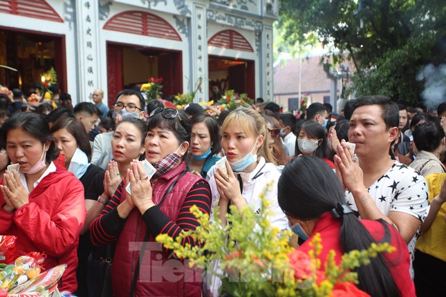 Người dân Thủ đô chen chân đi lễ Phủ Tây Hồ ngày đầu tháng 11 âm lịch ảnh 9