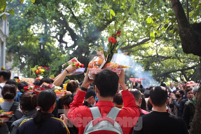 Người dân Thủ đô chen chân đi lễ Phủ Tây Hồ ngày đầu tháng 11 âm lịch ảnh 8