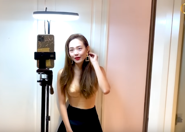 Giật mình khi sao Việt đua nhau diện mốt áo “mặc cũng như không” ảnh 1