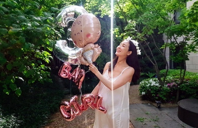 Sinh con đầu lòng ở tuổi 45, Choi Ji Woo trở thành “bà mẹ lớn tuổi” đẹp nhất xứ Hàn ảnh 1
