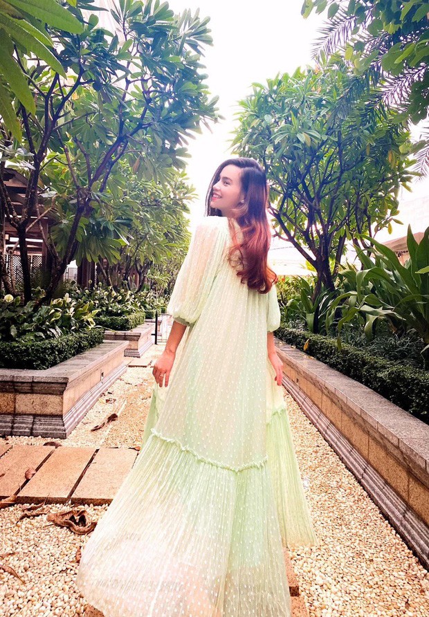 Không thể không trầm trồ trước những bộ váy bầu siêu thời trang của Hồ Ngọc Hà ảnh 1