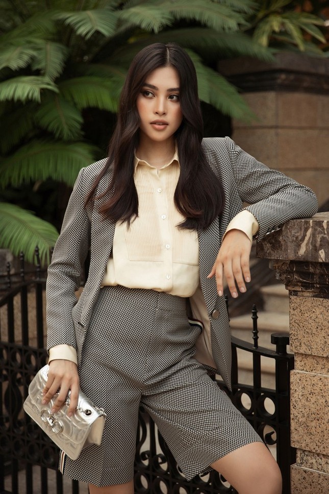 Hoa hậu Mỹ Linh, Tiểu Vy dùng dàn fashionista hóa quý cô thời đại đầy cá tính ảnh 3