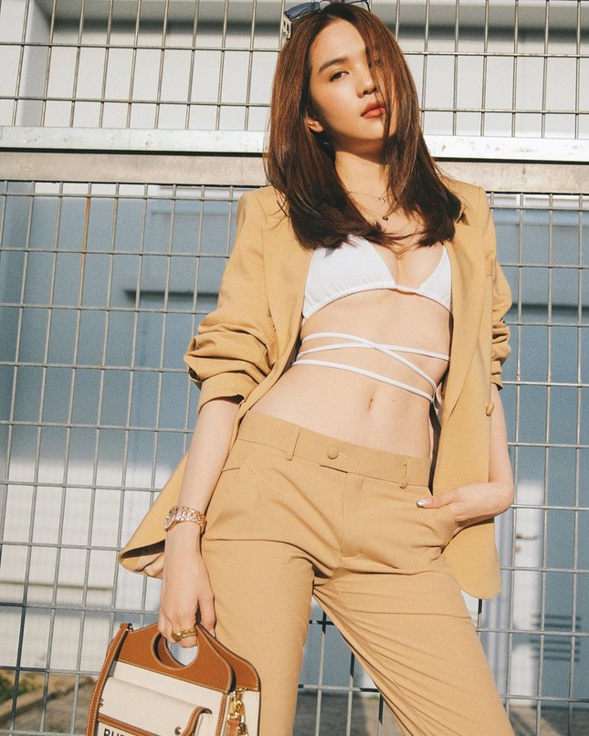 “Đánh sập” cư dân mạng: Ngọc Trinh thả dáng bikini ra sân bay khoe ngực đầy eo thon ảnh 1