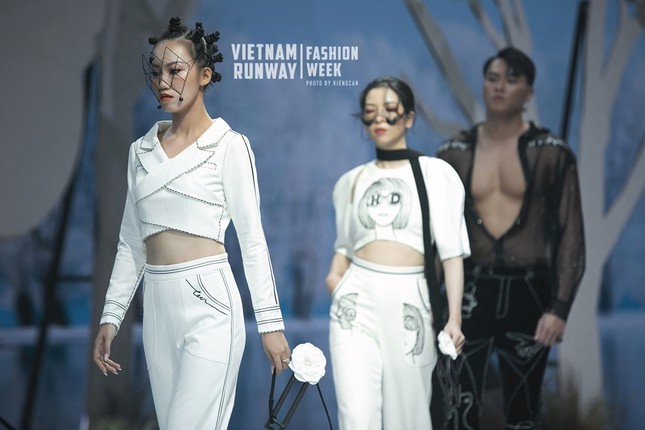Chẳng "ngán" thế hệ đàn em, siêu mẫu Thanh Hằng chứng tỏ sức hút của "chị đại làng mẫu" ảnh 1