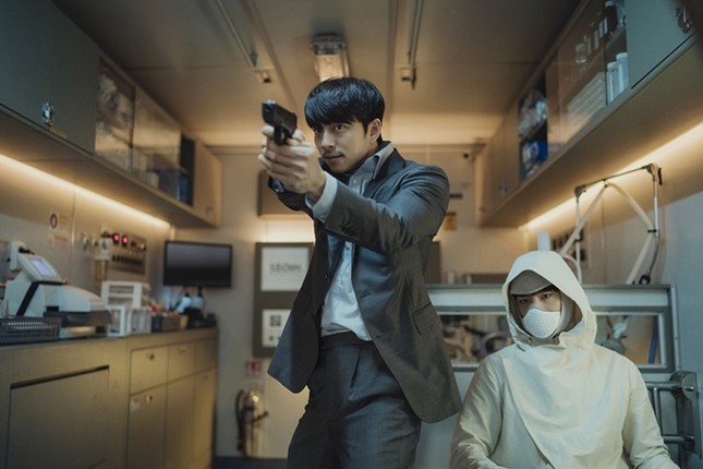 Khi hai mỹ nam Gong Yoo và Park Bo Gum “song kiếm hợp bích”, khán giả biết chọn ai? ảnh 2