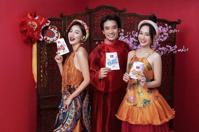 Bộ ảnh đón Tết khiến khán giả “đu trend” nhiều nhất: Trúc Anh, Salim sánh đôi cùng “soái ca” châu Âu Samuel An ảnh 1