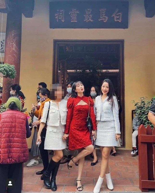 Hàng loạt mỹ nhân Việt bị chê ăn mặc phản cảm khi đi lễ đầu năm ảnh 1