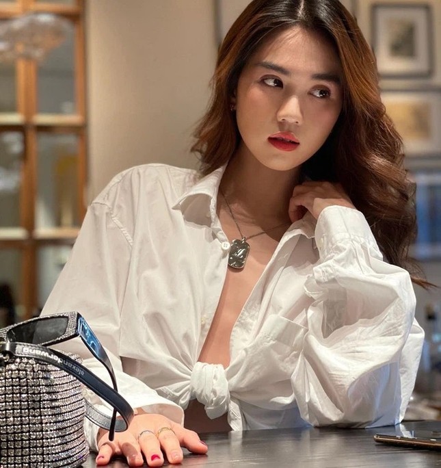 Ngọc Trinh “bỏ quên” nội y khi xuống phố khiến vòng 1 giảm hẳn độ nóng bỏng ảnh 5