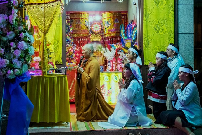 Lạ kỳ chưa, một đạo diễn người Mỹ lại làm phim về một đám tang truyền thống Việt Nam ảnh 3