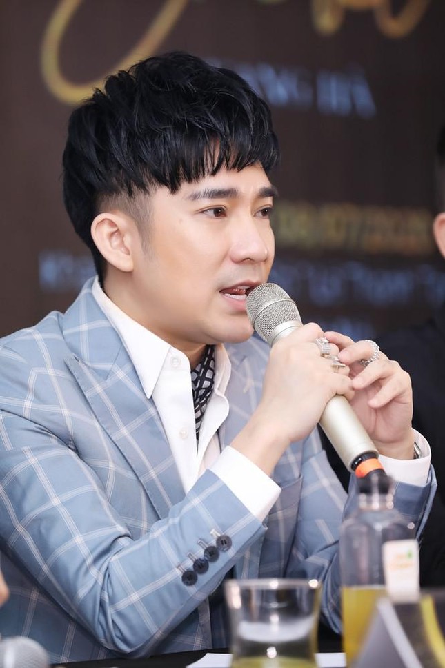 Quang Hà lái xe siêu sang 24 tỷ đồng, sánh đôi cùng Jennifer Phạm đến họp báo ảnh 11