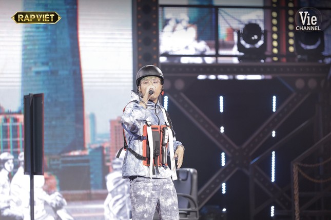 “Rap Việt“: Tlinh tạo kỳ tích khi một mình “cân” hai đối thủ “nặng ký“ ảnh 13