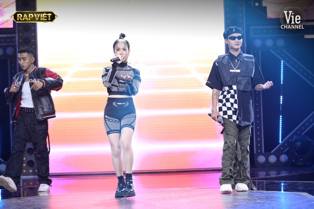 “Rap Việt“: Tlinh tạo kỳ tích khi một mình “cân” hai đối thủ “nặng ký“ ảnh 5