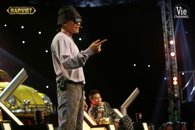 “Rap Việt“: Tlinh tạo kỳ tích khi một mình “cân” hai đối thủ “nặng ký“ ảnh 6